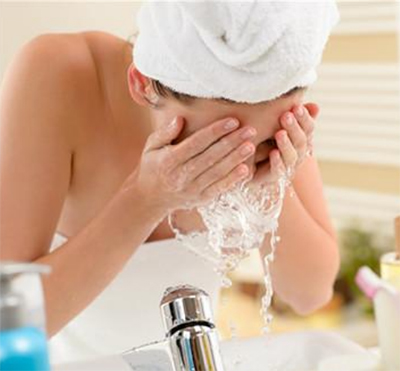 La differenza tra gel detergente e detergente per il viso
