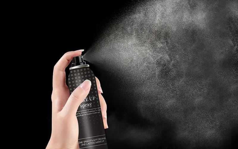 LA SICUREZZA DI NON RIMUOVERE IL TRUCCO VIENE DALLO SPRAY FISSANTE WILSON.